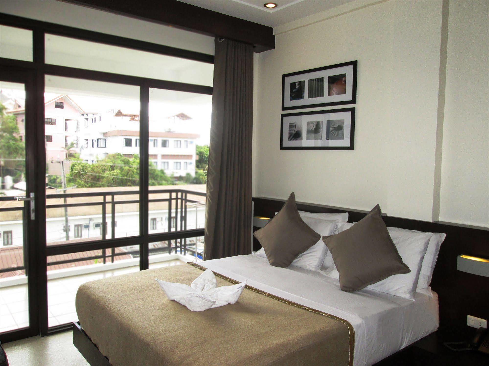 One Crescent Place Hotel Balabag  Exterior foto