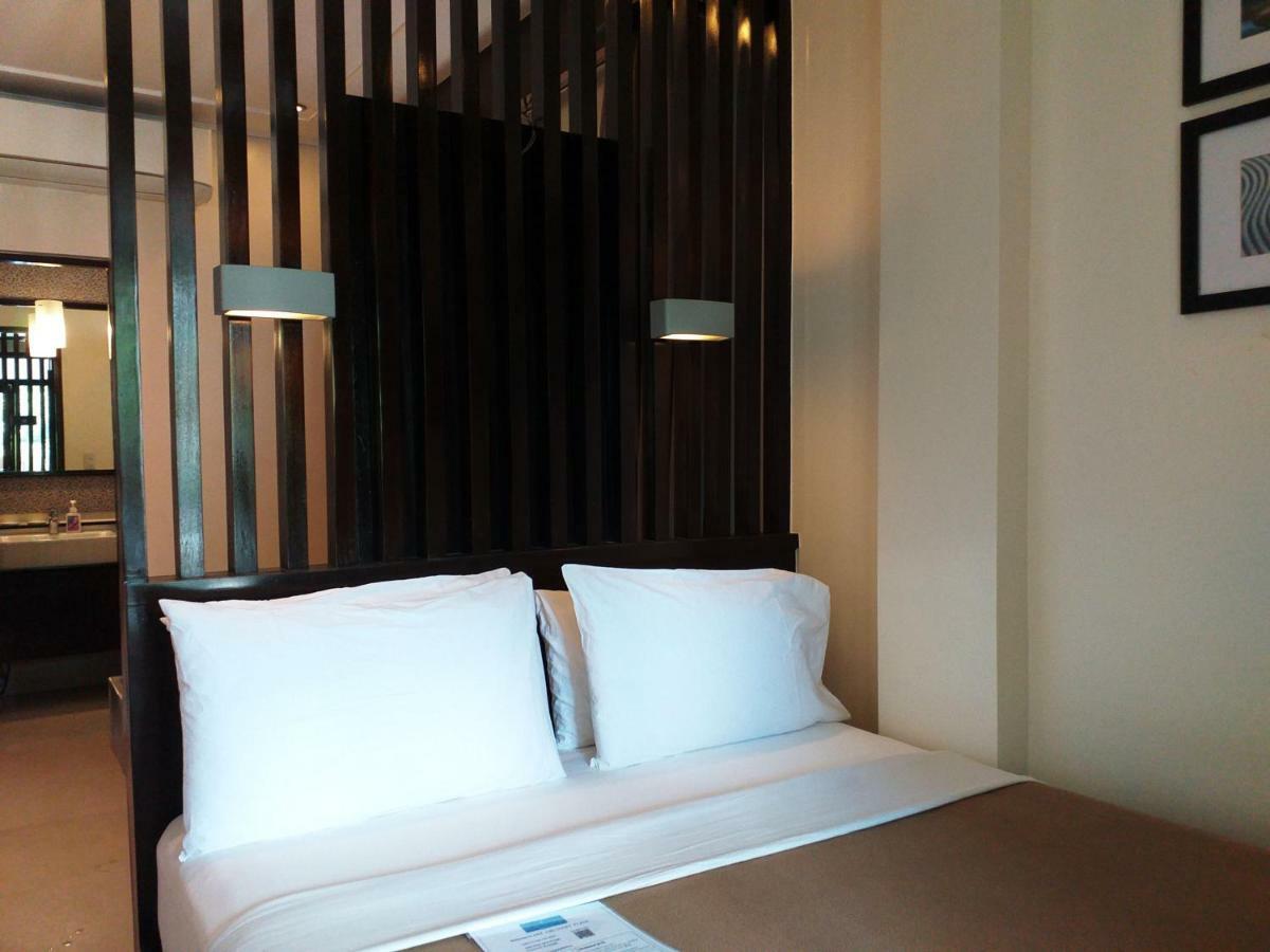 One Crescent Place Hotel Balabag  Exterior foto